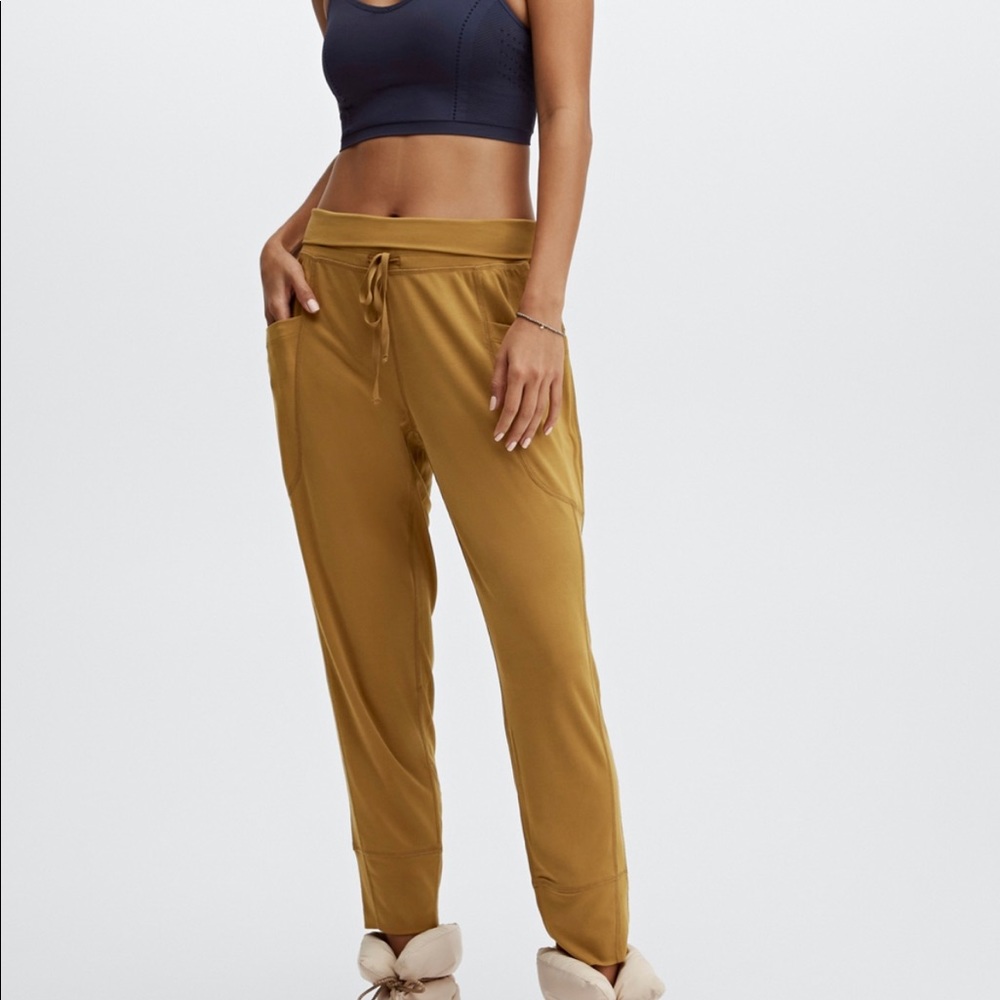 Fabletics 
Sleek Knit Drawstring Pant
Color: Dark Bronze 
Size: M
Quantity: 1